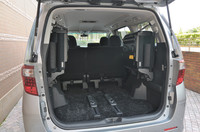 3列目シートはワンタッチで左右に跳ね上がる。荷室の奥行きは1980mmまで拡大可能。