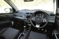 随所に施された赤いステッチは、ノーマル「スイフト」にはない「スポーツ」の目印。速度計には240km/hまで刻まれる。