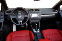 フォルクスワーゲンらしいデザインでまとめられた、新型「ゴルフカブリオレ」の運転席まわり。