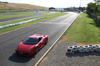 シエナ南郊にある1周約1kmのカート用サーキットでのテストドライブ。