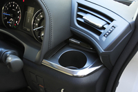 メーターフードの脇に設えられたドリンクホルダーには、スライド式のフタが備わっている。
    