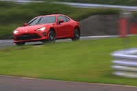 
	ドリフト走行する「86 GT“リミテッド”」。後期型では、操舵（そうだ）に対する応答性を向上させるべく、リアピラーのスポット溶接が増し打ちされている。
	