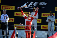 レース後「人生最良の2位」と語ったベッテル（写真手前）。トップのハミルトンにはかなわなかったが、フェラーリドライバーとして初めて迎えたイタリアGPでの表彰台、眼下に広がる赤い波を前にして素直に喜びを表していた。（Photo=Ferrari）
    