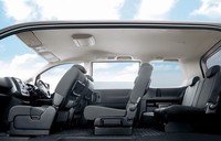 インテリアはベージュ系の明るい色もある。（写真＝日産自動車）