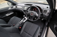 5段ATには、スムーズな変速を可能にすべく「ブリッピングコントロール（回転数同期制御）」が搭載される。操作は、セレクトレバーのほか、パドルシフトでも可能で、「D」レンジで走行中でもパドルシフトを操作すれば、一時的にマニュアルモードに移行される。