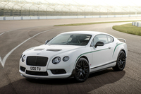 レーシングカー「コンチネンタルGT3」のノウハウを取り入れて開発された「コンチネンタルGT3-R」。販売台数は世界限定300台。日本への割り当てについては「両手の指で収まる程度になりそう」とのことだった。