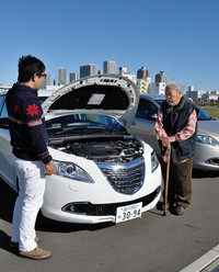 新型「イプシロン」を前に語り合う、徳大寺有恒氏（写真右）と松本英雄氏（写真左）。