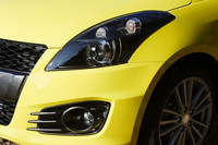 テスト車にはオプションのディスチャージヘッドランプが装着されていた。標準はハロゲンとなる。