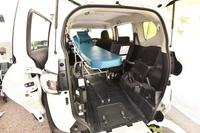 2代目「シエンタ」では、福祉車両の開発にも力が入れられている。車いす仕様車は、複数のタイプがラインナップされており、写真のようにストレッチャーが収容可能なモデルも用意される。