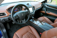 「ギブリS Q4」ではポルトローナ・フラウのレザーフィニッシュとウッドトリムが標準。さらにオプションでアルカンターラのルーフライナーやカーボントリムなどを選ぶこともできる（欧州仕様の場合）。