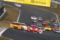 13日に行われた、GT300クラスレース1のスタートシーン。