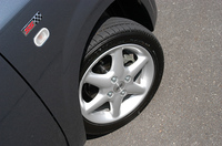 シリーズでもっとも太い（といっても165/55R14サイズ）タイヤを履くラパンSSのホイールは、ロゴ入り6本スポークホイールの専用品。
