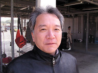 悪の総大将!?　作家の中部博さん。今回も監督ではなくレーサーとして出られるが、要するに昔のバブル期のグループAレースが忘れられないみたいですね。この方。