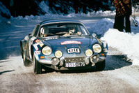 アルピーヌの代表的なモデル「A110」。
1973年のモンテカルロラリーで、アルピーヌA110は1〜3位を独占。その年、WRC初代コンストラクター・チャンピオンに輝いた。（写真＝ルノー）