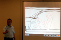 
	ドライビングポジション、最後のポイントは、ヘッドレスト。
	「この“レスト”は、休む（rest）じゃなくて、拘束する（restrain）って意味なんです。位置合わせは確実に」
	萩原秀輝インストラクターの指導に熱が入る。
	 