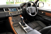 エンジンは375psを発生する5リッターV8自然吸気。従来、スーパーチャージドエンジン搭載車のみに装備されたシフトパドルが付く。