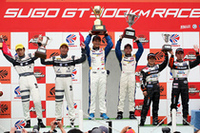 GT300クラスの表彰式。写真左から、2位のNO.47 宝山 DUNLOP Z(脇阪 薫一／密山祥吾組)、優勝したNO.19 ウェッズスポーツセリカ(飯田章／関口雄飛組）、3位のNO.33 HANKOOK NSC PORSCHE(木下みつひろ／坂本祐也組)。飯田はGT300クラス初優勝だ。