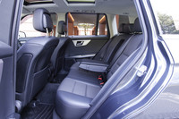 後席は、2：1の分割可倒式。格納すればフラットな荷室を作り出せる。