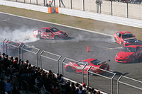 3台のスープラと2台のアリストによる「ドリフトエクストリーム」。これはまだ序の口だが、この後盛大なタイヤスモークが上がって何も見えなくなってしまった。