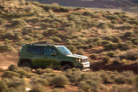 日本向けの「レネゲード 75thアニバーサリーエディション」は「リミテッド」グレードがベース。1.4リッター直4ターボエンジン搭載のFF仕様となる。ボディーカラーは「ジャングルグリーン」で80台の限定。価格は318万6000円。