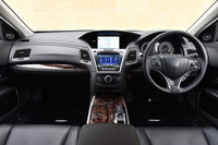 新型「レジェンド」のインパネまわり。インフォテインメントシステムの操作は、中段のタッチスクリーンで行う。
    