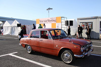 メインイベントであるコンクールデレガンスの授賞式。手前は「カーグラフィック賞」を受賞した66年式「いすゞベレット1500デラックス」。新車時からの「多摩5」のシングルナンバーを付けた、塗装からなにからすべてオリジナルという逸品である。