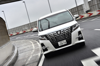 2.5リッター直4搭載モデルで高速道路を行く。写真はエアロパーツを装備するグレード。バンパー両端の大型サイドポンツーンやフォグランプガーニッシュが、ノーマル車との主な識別点になる。
    