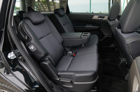 3人がけの2列目。1列目より座面が70mm高くなる。