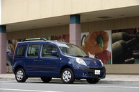 1997年のデビュー以来、初代カングーは全世界で250万台を売るスマッシュヒットとなった。日本市場でも2002年の導入以来、延べ9000台が販売され、ルノー・ジャポンの売り上げ台数の約50％を占めている。世界的に商用ユースと乗用ユースの比率はほぼ50対50とのことで、ファミリーカーとしての利便性を向上させるために新型はボディサイズを拡大。プラットフォームは先代のクリオからセニックへと、1階級“格上げ”された。