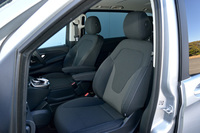 シート表皮は「V220d」と「V220dトレンド」ではファブリック、「V220dアバンギャルド ロング」「V220dアバンギャルド エクストラロング」では本革となる。