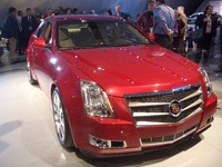 キャデラック、“ブレイクスルー”戦略は第二世代に突入した。その第一弾が「CTS」。ガッシリとして先鋭なフォルム、前モデルの弱点だったインテリアデザインの大幅見直しで、日欧ライバルたちに真っ向勝負！　当然、Vシリーズも継続される。