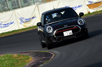 「MINIジョンクーパーワークス」には、コーナリング性能を高めるエレクトリック・ディファレンシャル・ロック・コントロールや、ダイナミック・スタビリティー・コントロールが備わる。