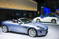 昨年のパリサロンで発表されたジャガーの新型スポーツモデル「Fタイプ」。エンジンはスーパーチャージャーを装備した3リッターV6や5リッターV8などが設定される。写真は2013年のジュネーブショーでの様子。（写真＝ジャガー ランドローバー）