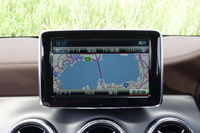 オーディオやBluetooth通信によりハンズフリー通話などをコントロールする「COMANDシステム」の7インチワイドディスプレイ。HDDナビは「CLA180」ではオプション扱いだが、ほかのグレードには標準で装備される。
    