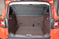 
	荷室の容量は、6：4分割可倒式の後席を倒すことで拡大できる。装備が最も簡素なグレード「オープニング エディション」（写真）を除き、フロアボードはリバーシブルの2段式になっている。（写真をクリックすると、荷室のアレンジが見られます）
	