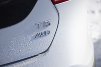 「V40クロスカントリー」の駆動方式は4WD。車名に「T5」と添えられるとおり、直列5気筒のターボエンジンを搭載する。