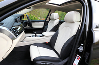 アイボリーホワイトとブラックのインテリアはオプションの「デザイン・ピュア・エクストラヴァガンス・インテリア」（38万1000円）に含まれる。
    
    