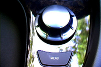 
	独立した「MENU」ボタンを持つ、新型iDriveのコントローラー部分
	 