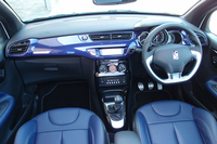 インテリアのデザインは「DS3」シリーズ共通のものだが、レザーのシートやステアリングホイールなど、上級装備がおごられる。