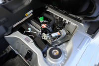 写真は助手席の座面を跳ね上げたところ。タイヤ交換に用いる工具は、ここに収まっている。