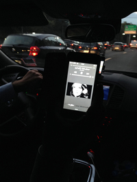 ドライバーはパレスチナの人だった。夕暮れ迫るなか、おすすめ歌手の切ないメロディーが車内に流れる。