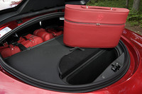 ラゲッジスペースには、専用のバッグがすっぽりと収まる。このバッグはスケドーニ社のもので、同社はフェラーリ用旅行鞄も手がけているという。スケドーニラゲッジセットはアクセサリオプションで39万5000円。