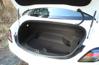 トランクの容量は176リッター。十分実用的だが、2人でゴルフは難しい？