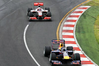 ベッテル（前）対バトンのトップ争い。ベッテルのマシンにブレーキトラブルが発生するまで、レッドブルはマクラーレンのペースを上まわっていた。（写真＝Red Bull Racing）