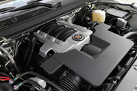 426psを発生する6.2リッターV8 OHVエンジン。日本仕様のJC08モード燃費は明らかにされていないが、本国仕様の燃費（EPAモード）は、シティーモードが14mpg（約6.0km/リッター）、ハイウェイモードが21mpg（約8.9km/リッター）となっている。