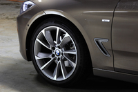 試乗車はオプションの19インチタイヤ（前後異サイズ）を装着していた。標準は前後同サイズの225/50R18。ホイールアーチの背後には、ホイールハウス内に流れ込んだ空気を放出する「エア・ブリーザー」が備わる。