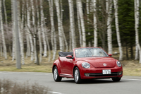 ウインドディフレクターなどの装備はないが、風の巻き込みは少ない。サイドウィンドウを下げて走っても、車内空間はじつに平穏。