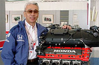 CARTホンダの顔、朝香充弘ホンダ・パフォーマンス・ディベロップメント副社長。昨年のチャンピオンエンジン「ホンダターボV8 HR-1」とともに。
