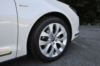 「シトロエンC5ツアラー ファイナルエディション」には、18インチのアロイホイールが標準で与えられる。