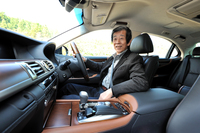 水野和敏（みずの かずとし）
    1952年長野県生まれ。長野高専を卒業後、72年に日産自動車に入社。「プリメーラ」（P10）や「スカイライン」（R32）の車両パッケージ開発に携わる。89年にNISMOに出向してグループCカーレースに参戦。日産のレース活動の黄金期を築いた。93年に日産に復帰し、「スカイライン」（V35）や「フェアレディZ」（Z33）などの開発に携わった後、2003年から「GT-R」（R35）プロジェクトにかかわるすべての責任業務を遂行。2013年3月末に同社を退社。
    